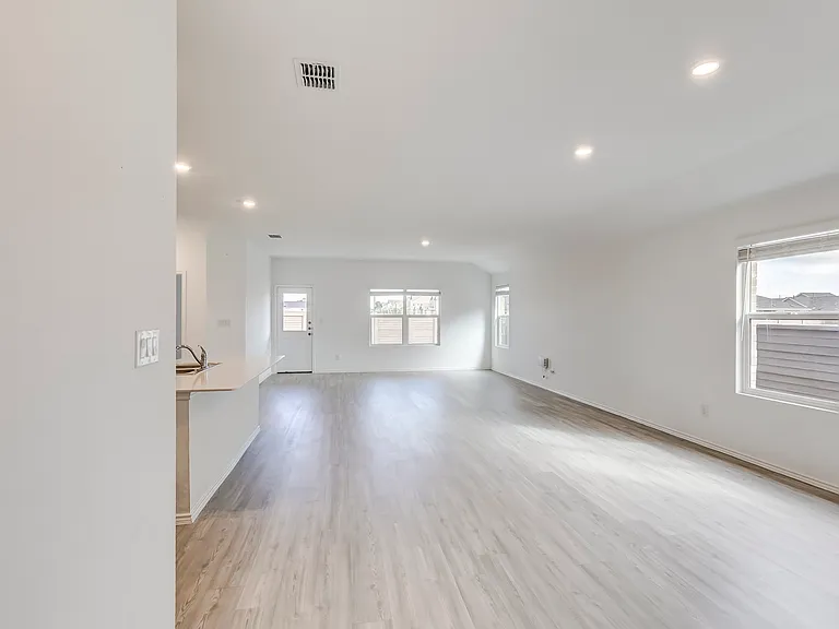 591 Avre Loop — Photo 9