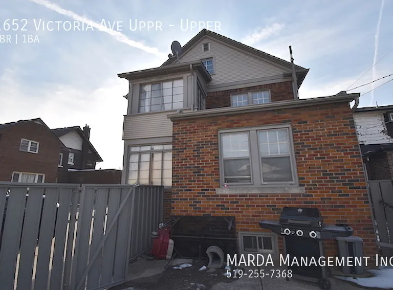 1652 Victoria Ave #UPPER — Photo 25