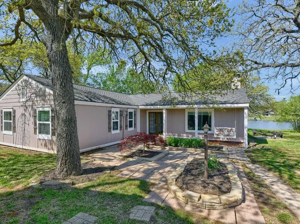 1340 Kiowa Dr E, Lake Kiowa, TX 76240