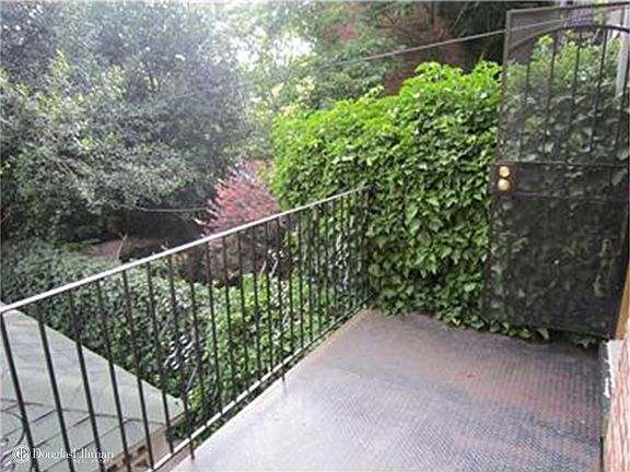 4th image of 576 Pacific St #1