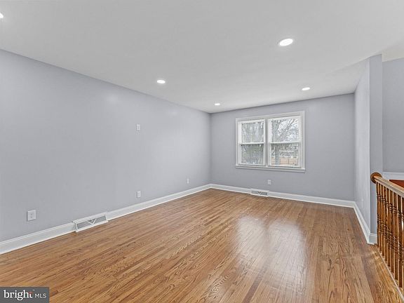 2nd image of 916 Edgemoor Rd