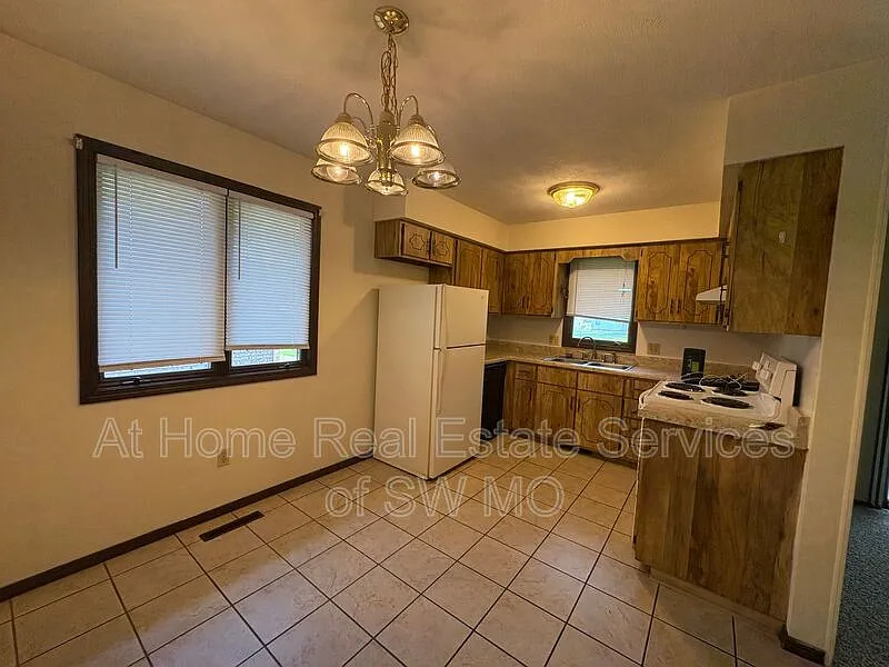 3 bed, 2.0 bath, 1227 sqft, $1,355 — Photo 2