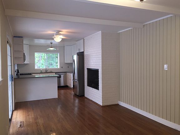 3rd image of 1891 Parkview Dr