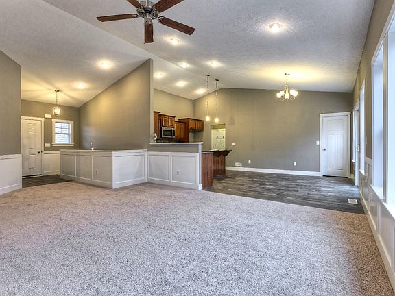 3rd image of 415 Oakvale Ct N