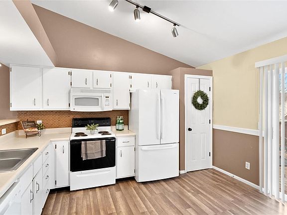 5th image of 1004 Providence Pointe Dr
