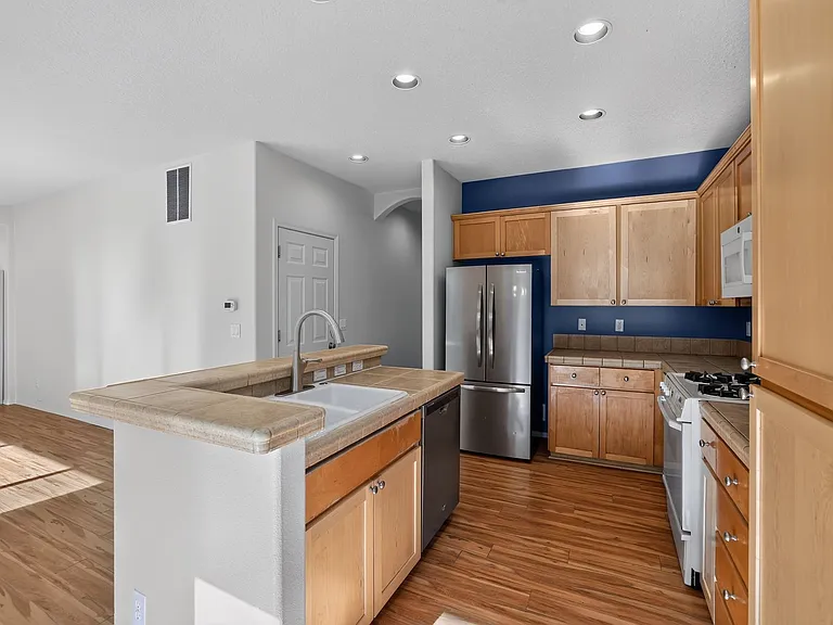 472 NE 60th Ave — Photo 5