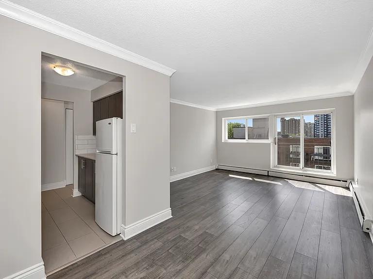 215 Clarence St — Photo 40