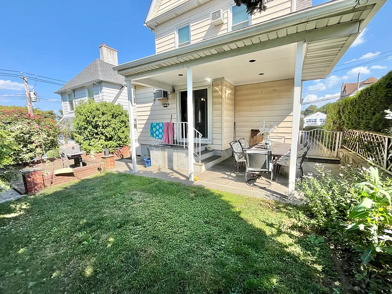 Bayview Ave — Photo 7