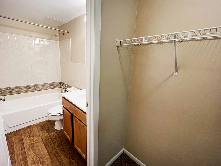 Sharondale Woods Apartments — Photo 72