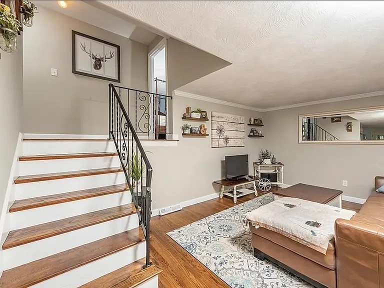 671 Crescent St — Photo 5