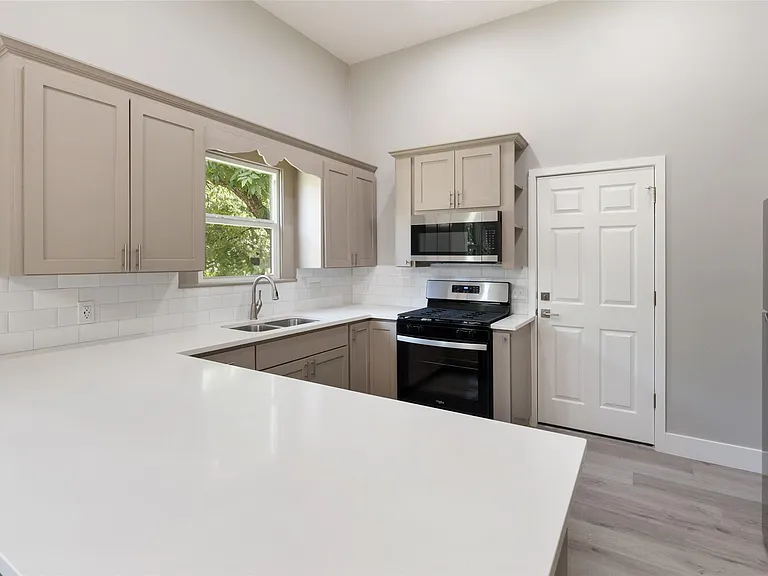 1159 San Bernard St — Photo 19