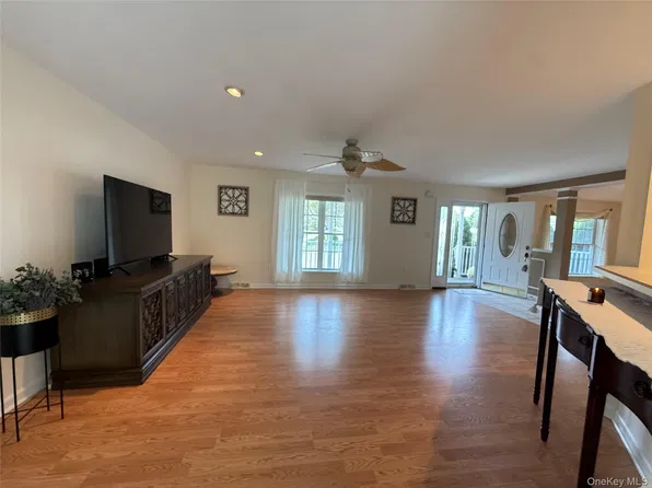 1407 Middle Road #271, Calverton, NY 11933