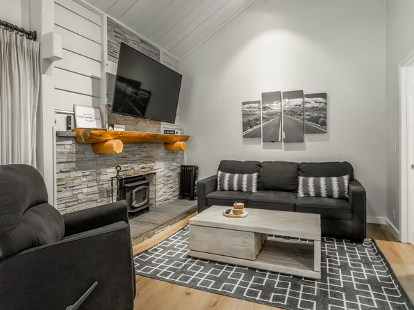 2289 Sierra Nevada Rd, Mammoth Lakes, CA