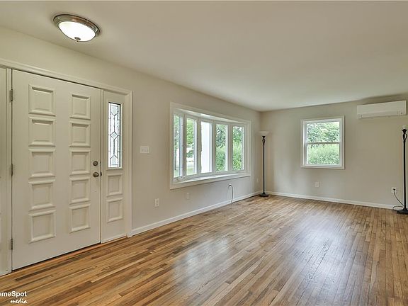 5th image of 919 Point Phillips Rd