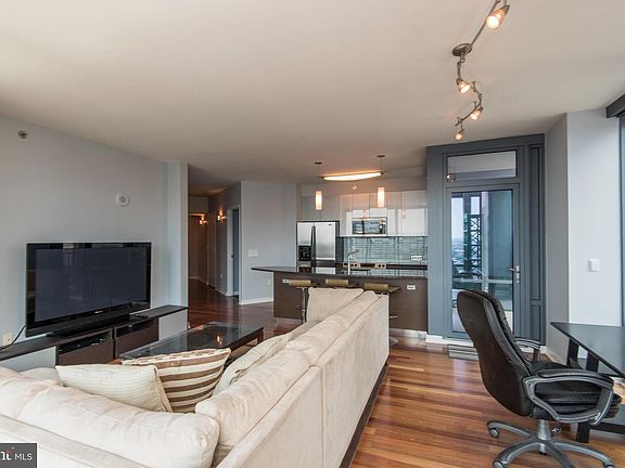 5th image of 2101 Market St Unit 2706