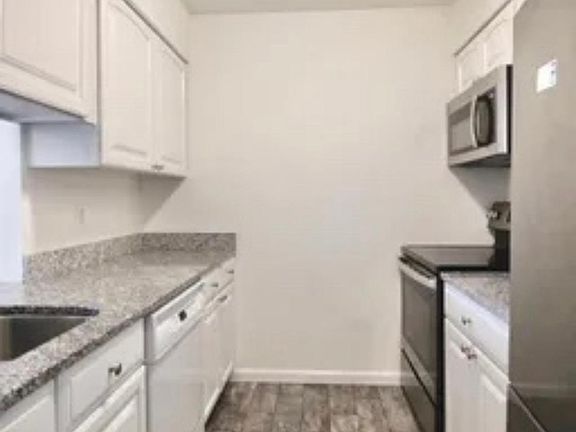 3rd image of 3391 Parkwild Dr