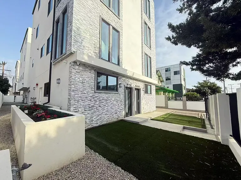 3020 S Normandie Ave — Photo 17