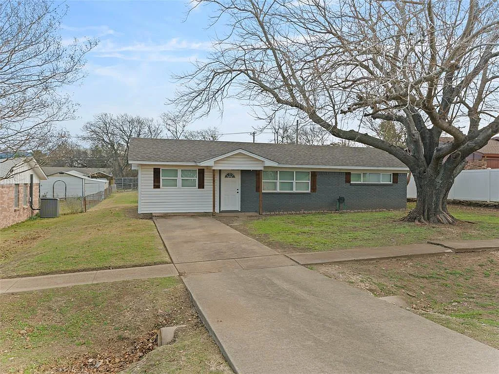 3 bed, 1176 sqft, $2,100 — Photo 1