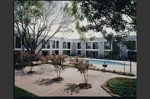 Southmore Park Apartments — Photo 2