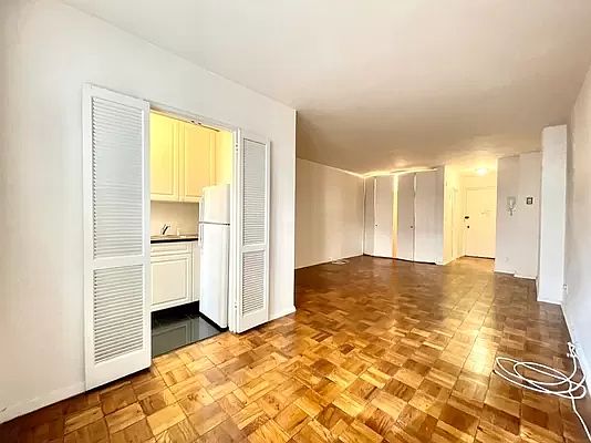 1st image of 117 E 71st St APT 3C