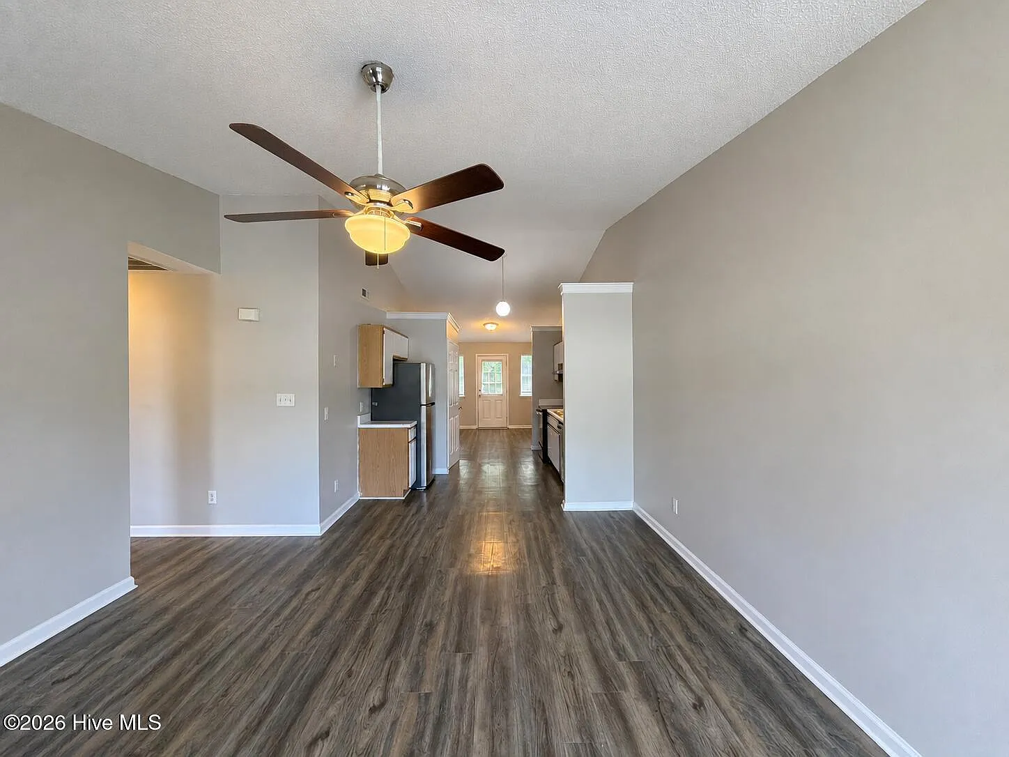 3 bed, 2.0 bath, 1300 sqft, $1,500 — Photo 2