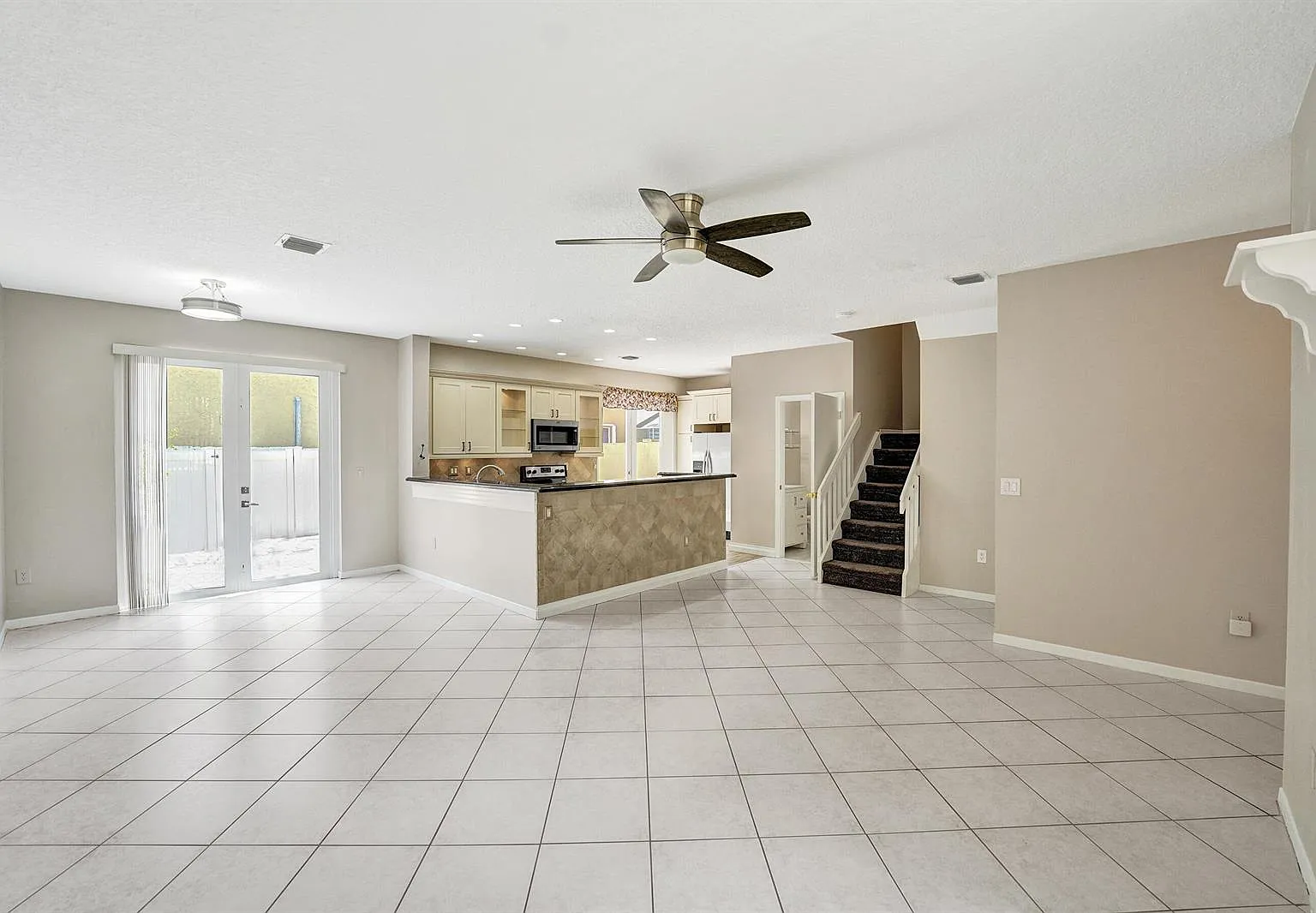 3 bed, 2.5 bath, 1515 sqft, $3,400 — Photo 3