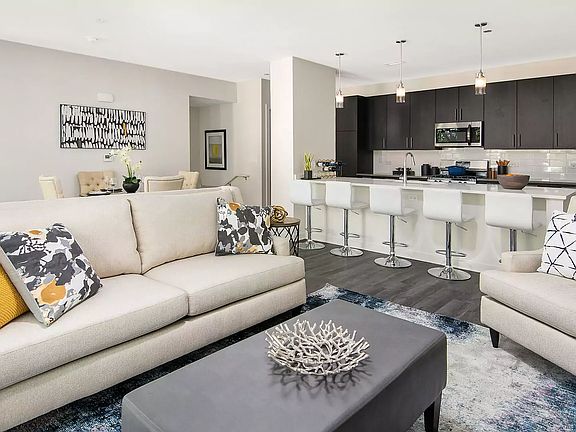 3rd image of 825 W Montrose Ave #2009