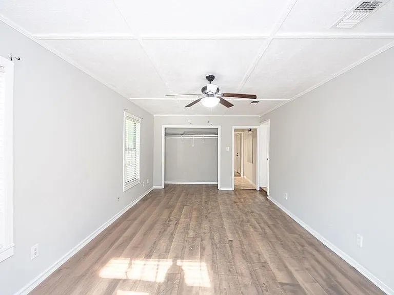 2523 S Broadway St — Photo 8
