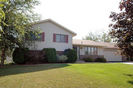 Well maintained 4 level split features 4 bed, 2 bath, conveniet location