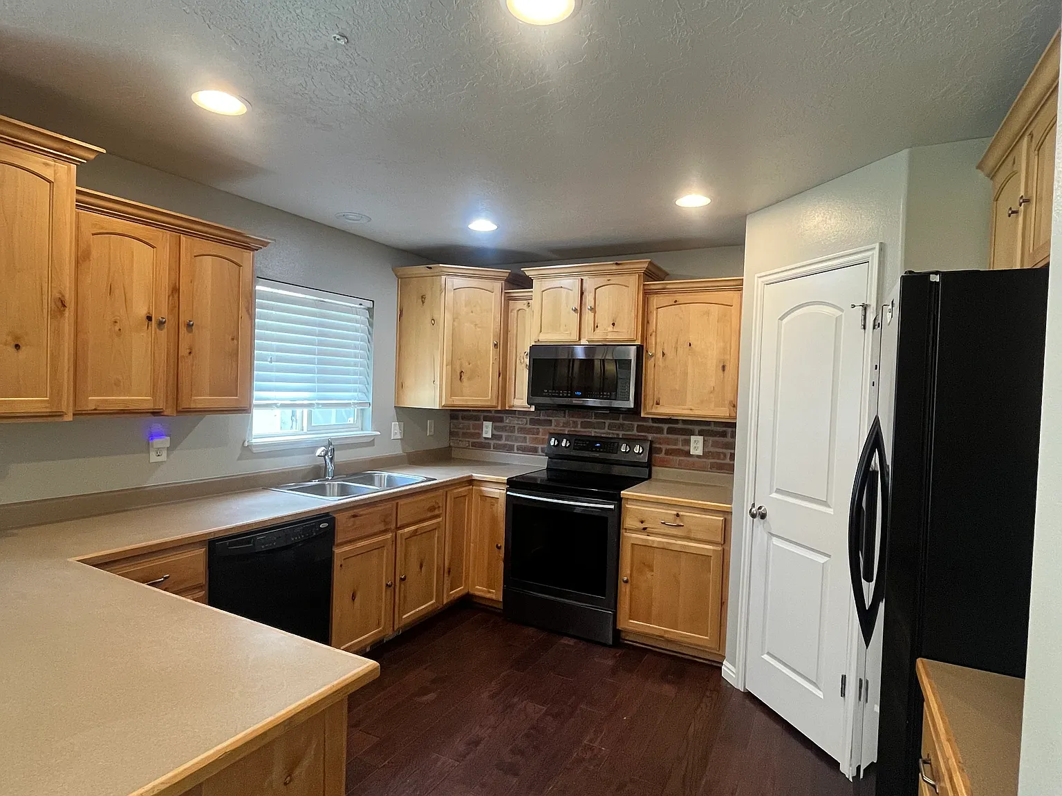 6 bed, 3.5 bath, 3394 sqft, $2,800 — Photo 4
