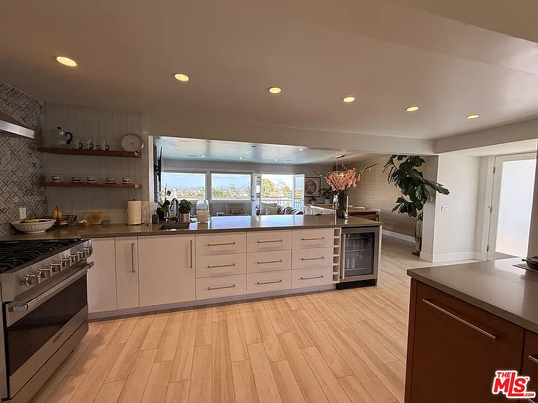 200 Larsson St — Photo 13