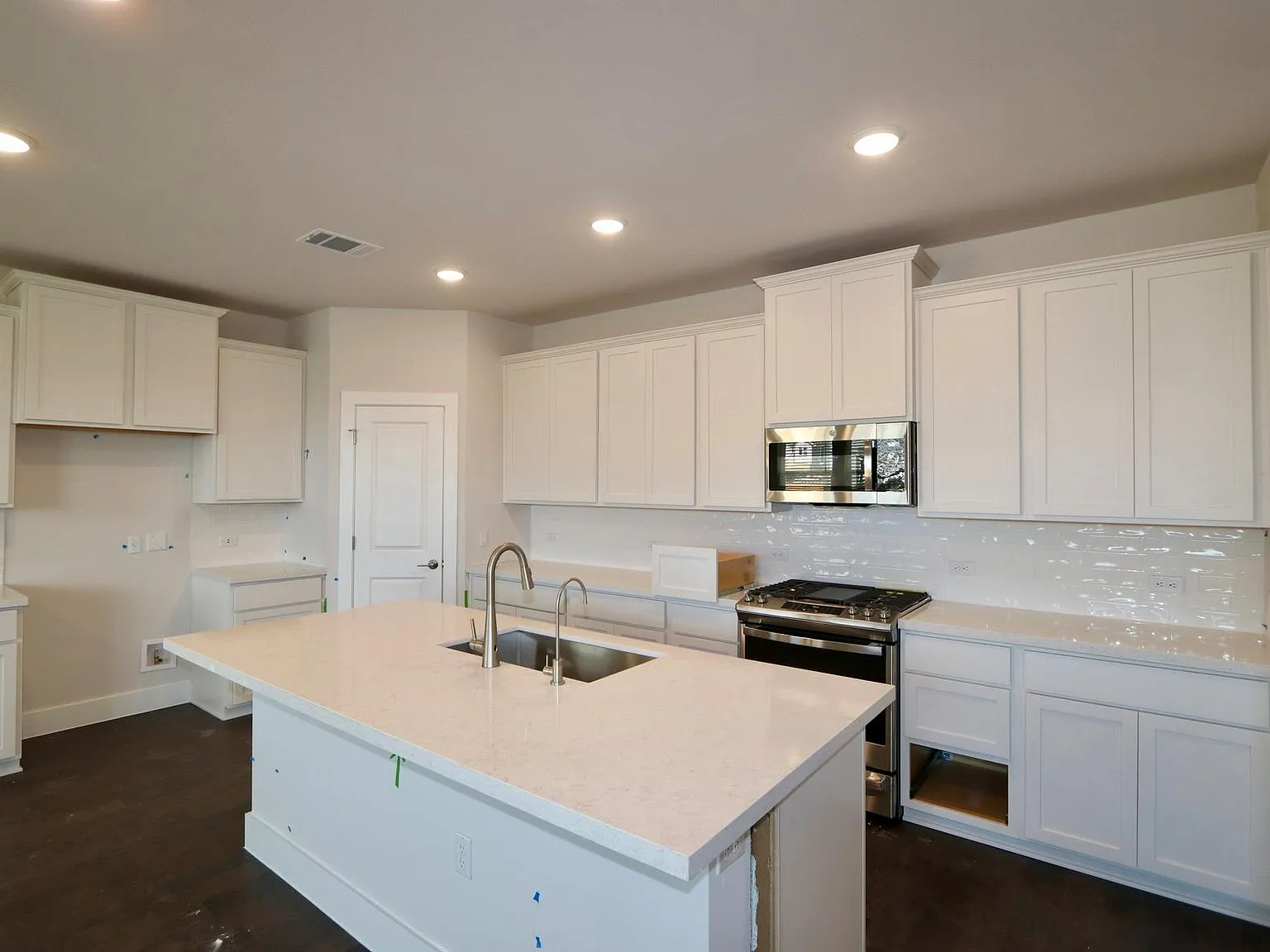 4 bed, 2.5 bath, 2081 sqft, $2,500 — Photo 2