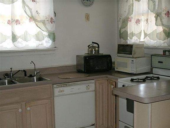3rd image of 3742 Beechmont Ct