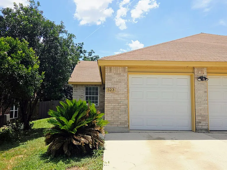 523 Clearfield Dr — Photo 2