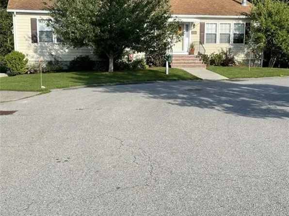 26 Blue Jay St, Tiverton, RI 02878