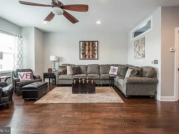 532 Green Ln — Photo 7