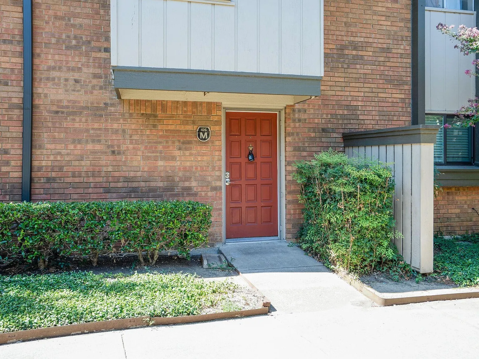 2 bed, 1.5 bath, 985 sqft, $1,600 — Photo 2