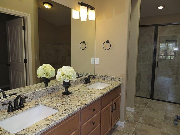 Amazing Adj. Bath w/Skylight