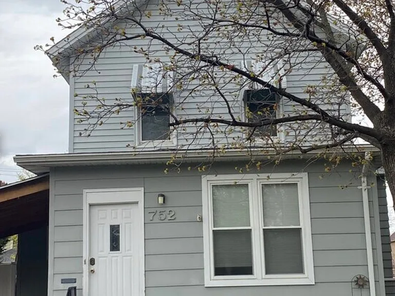 752 W King St — Photo 1