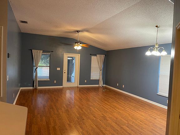 3rd image of 1055 Sedgewood Cir