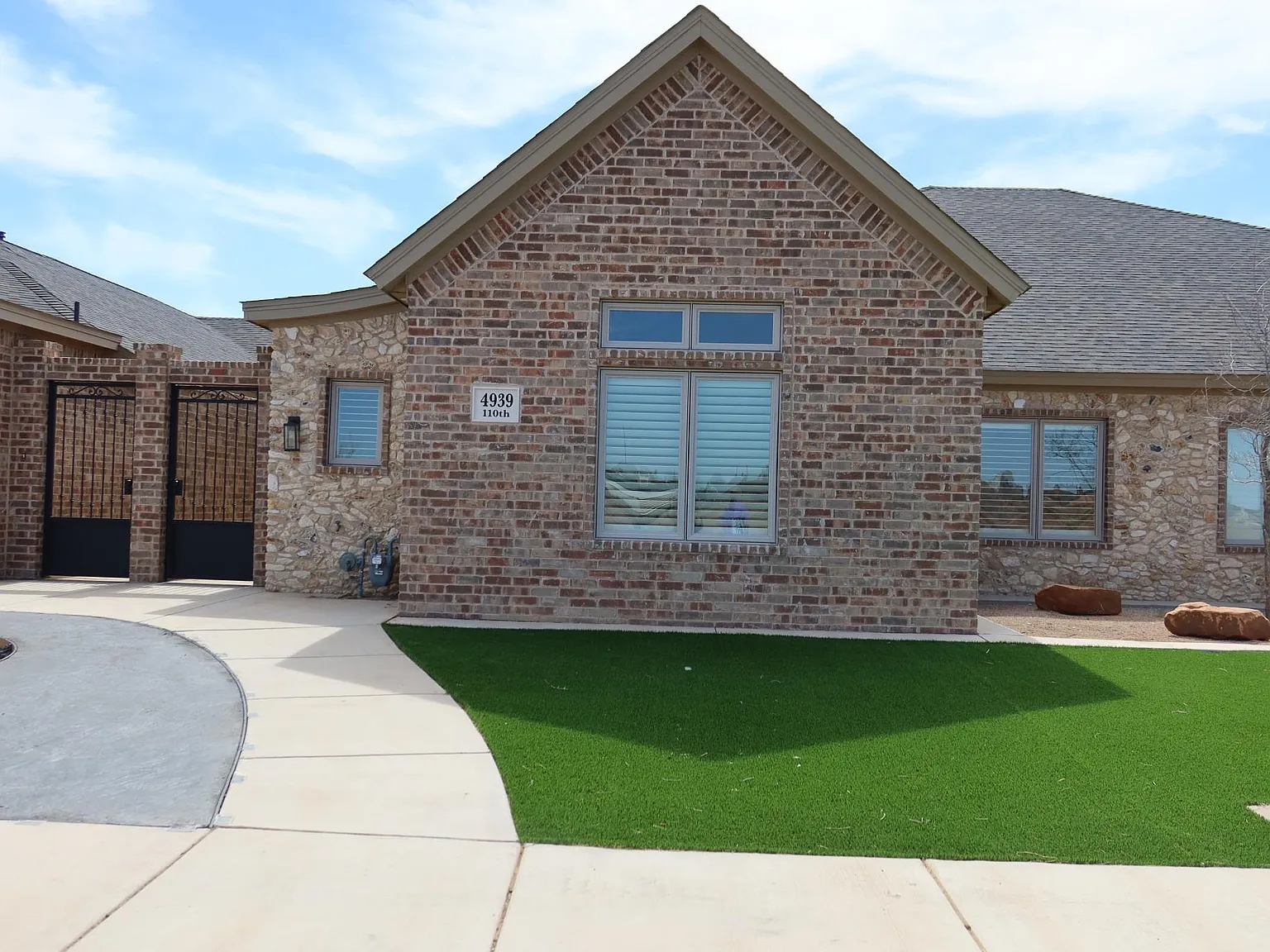 2 bed, 2.5 bath, 2000 sqft, $2,500 — Photo 1