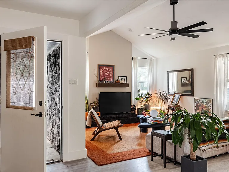 904 Acorn Oaks Dr — Photo 4
