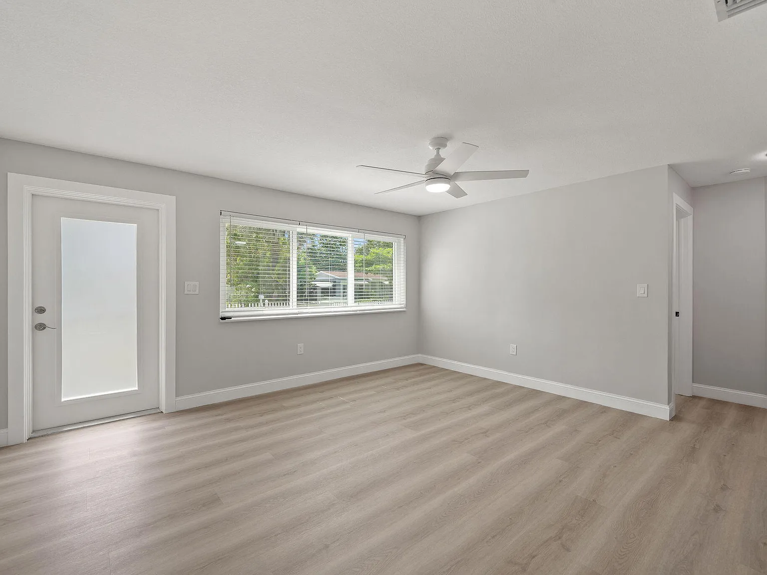3 bed, 2.0 bath, 1008 sqft, $3,100 — Photo 3
