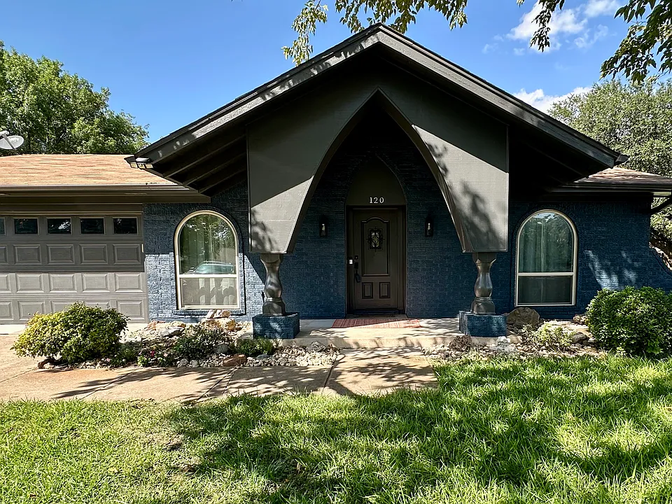 120 Lakeway Dr