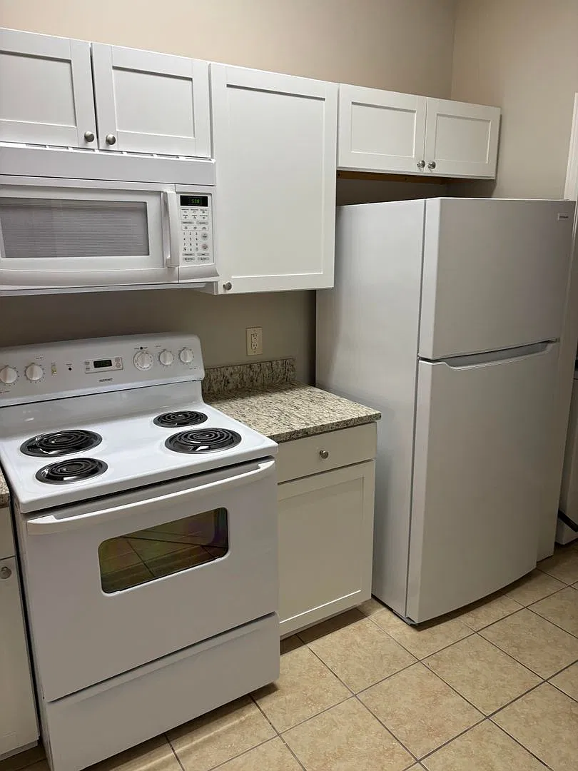 2-Bedroom, 2-Bathroom Condo with Balcony — Photo 4