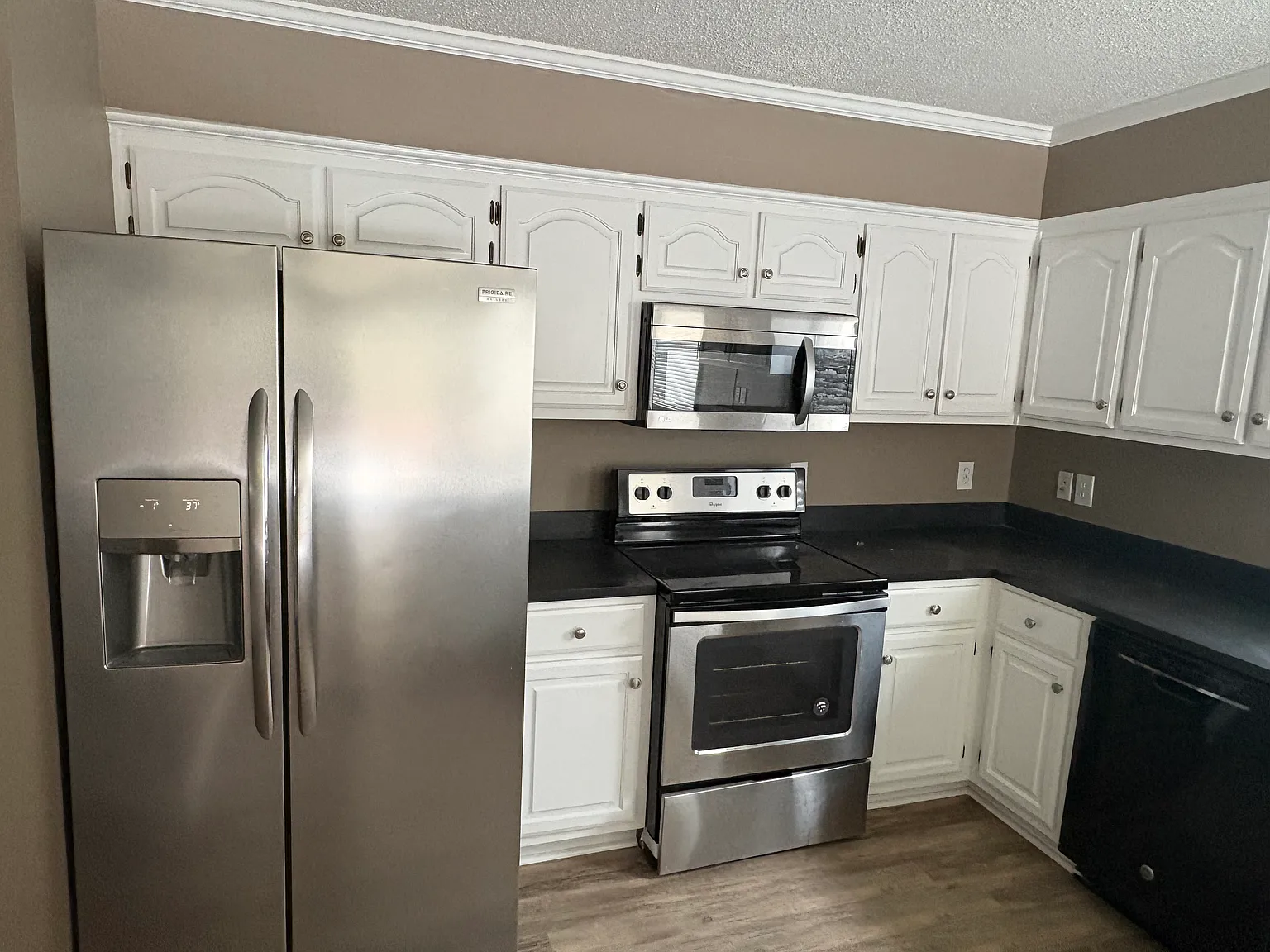 3 bed, 1.5 bath, 1760 sqft, $1,575 — Photo 2