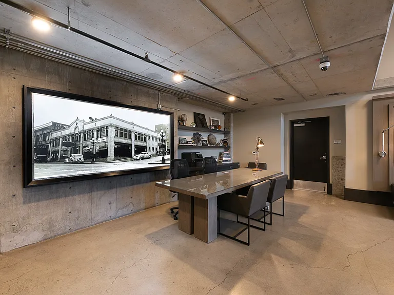 Dunn Motors Apartments — Photo 16