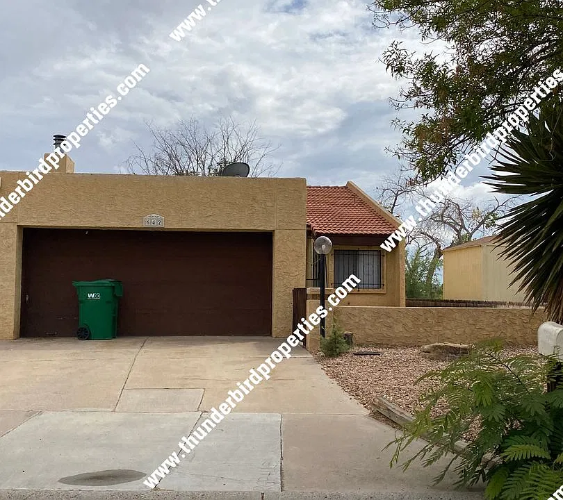 642 Lakeview Cir SE