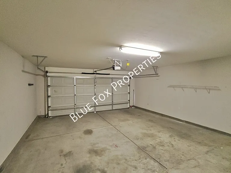 100 E Medina Rd — Photo 2