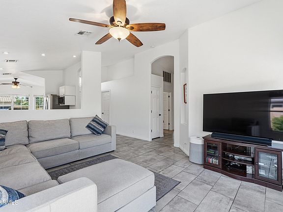 5th image of 840 E GARY Drive